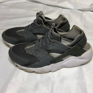 Nike huarache grey sneakers size 7y= women’s 8.5